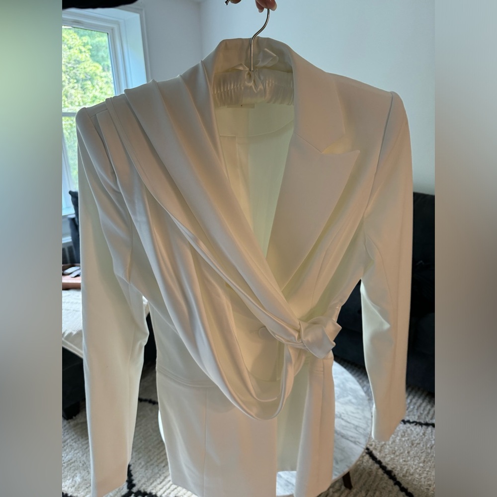 White Blazer. - Picture 5 of 6